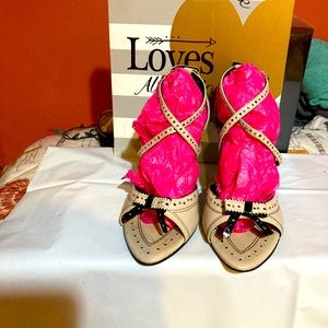 GUC Carlos Santana Leather Stiletto Heels w/ Bow & Silver Embellishments Size 7